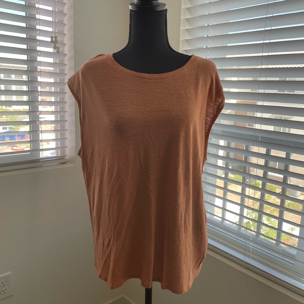 Women’s Sleeveless Slit-back Top